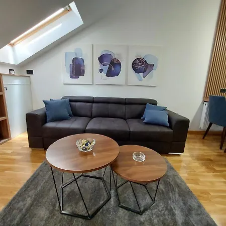 Tri S Lux شقة *