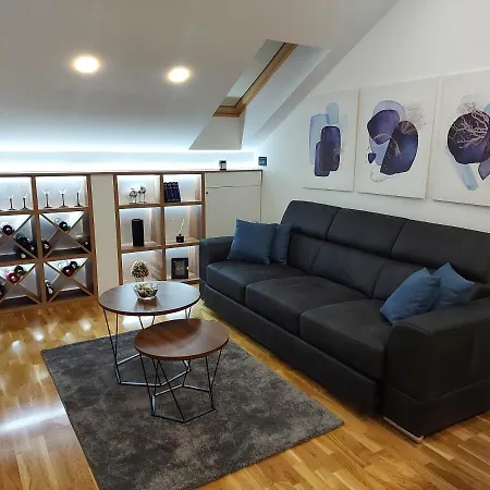 Tri S Lux Apartment