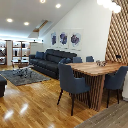 Tri S Lux Apartment