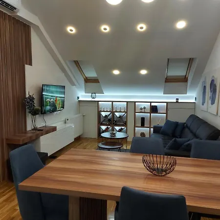 Tri S Lux Apartment *